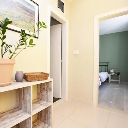 Apartman In With Terrace, Air Conditioning, W-lan, Washing Machine 5129-1