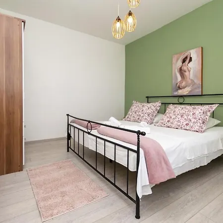 In With Terrace, Air Conditioning, W-lan, Washing Machine 5129-1 Apartman *